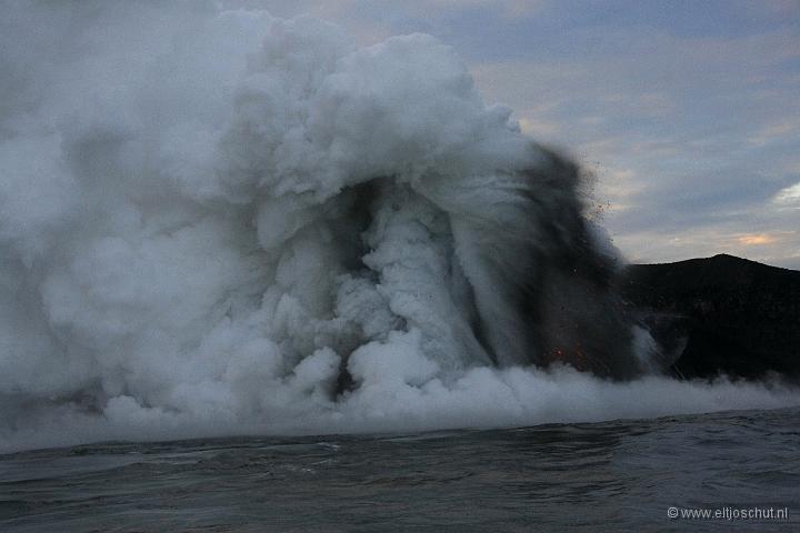 21 Lava van de Kilauea stroomt in zee.jpg